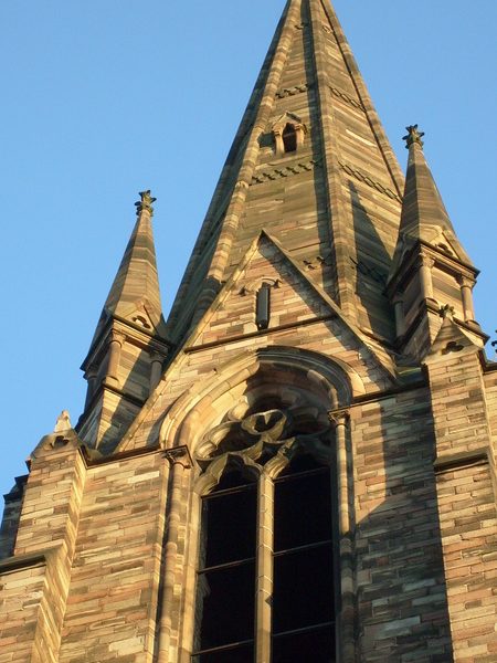 Intégration d'antennes dans le clocher d'une église